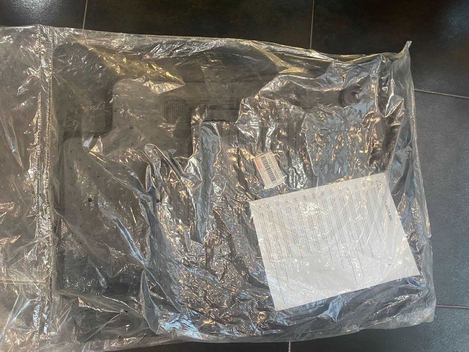 Нови, неизплзвани 4 броя стелки за автомобил Lexus UX250h