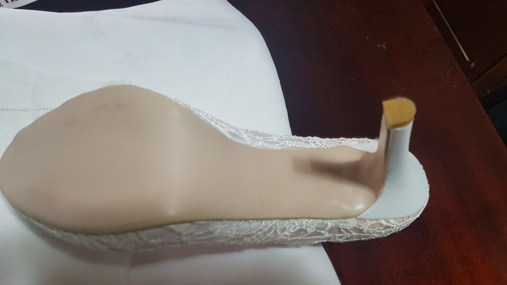Vand pantofi noi de mireasa