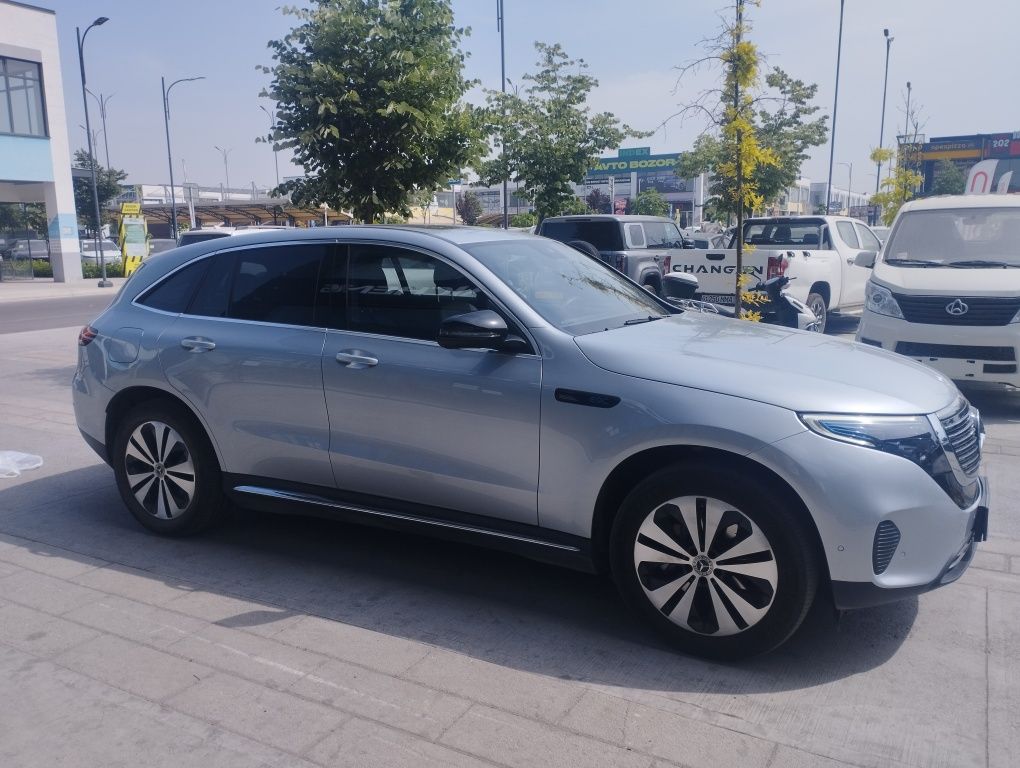 Продается Mercedes Benz EQC 350 , в хорошем состоянии родная краска,
