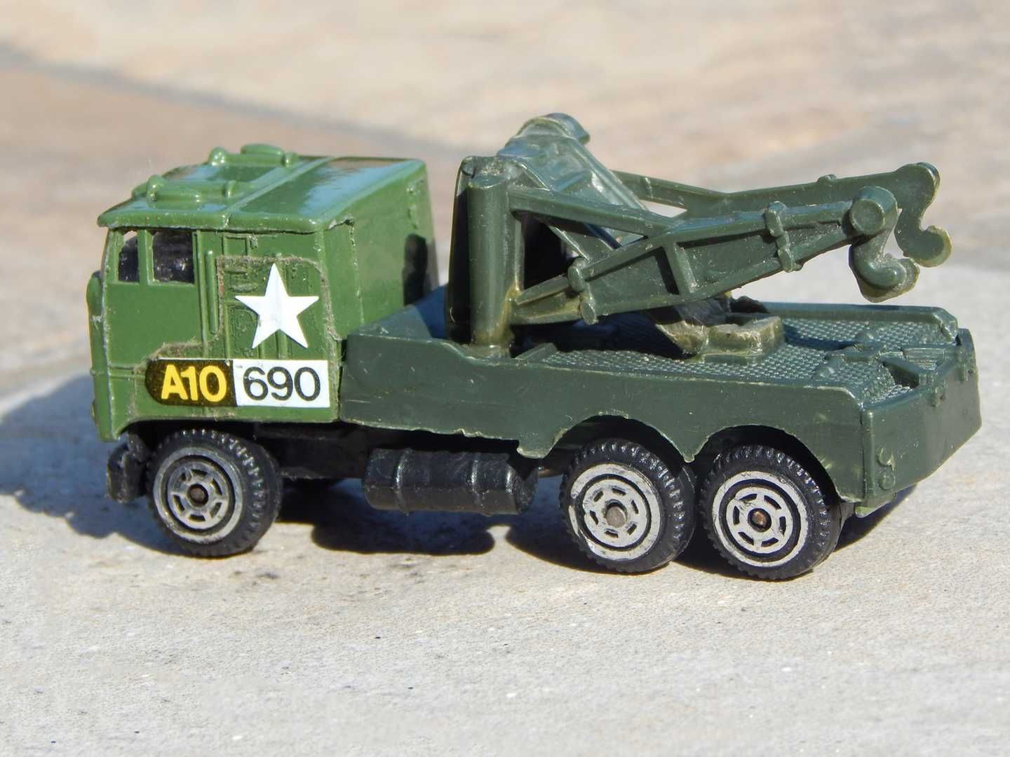 Macheta Kenworth K100 Aerodyne camion tractare militar sc 1:87