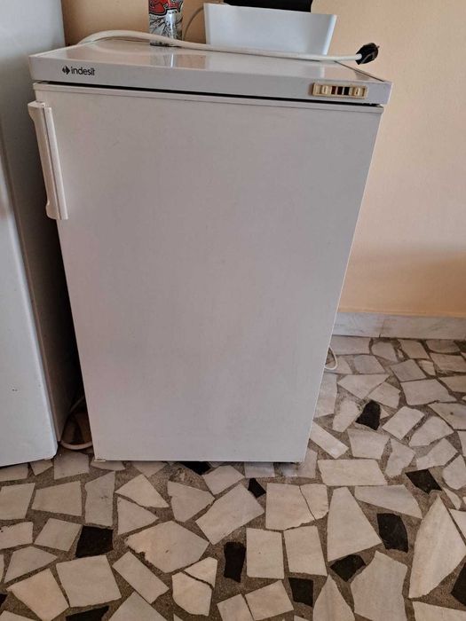Хладилник и хладилна камера "Индезит"