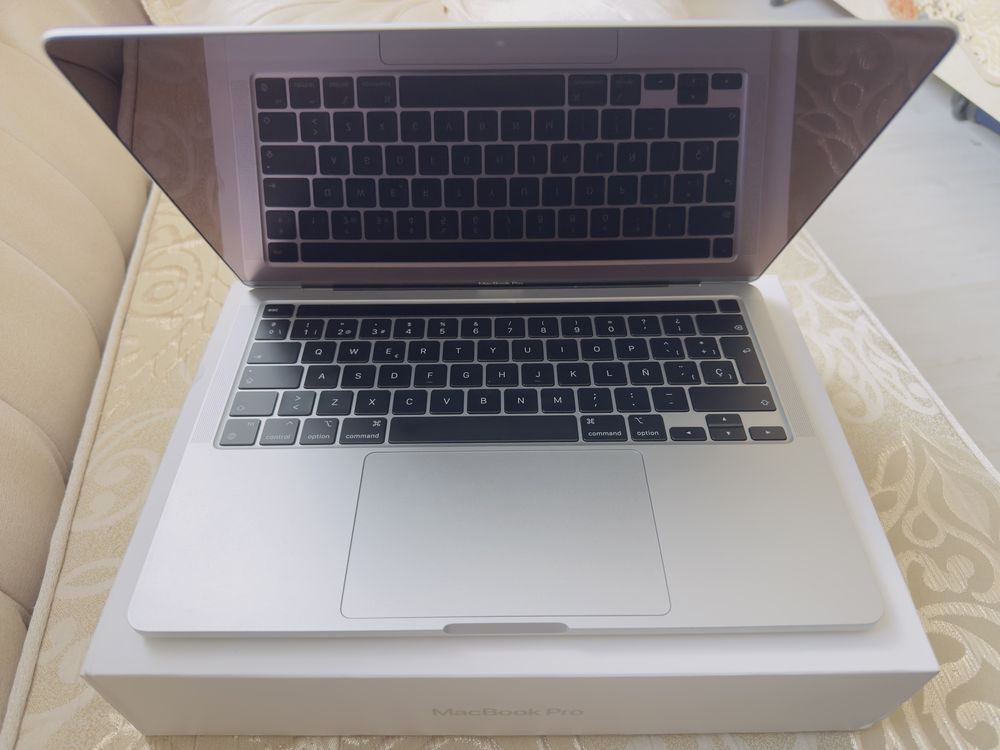 Macbook pro 13”procesor M2  +magic mouse apple