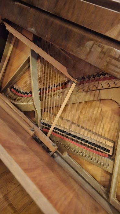 Pianina Petrof placa de bronz