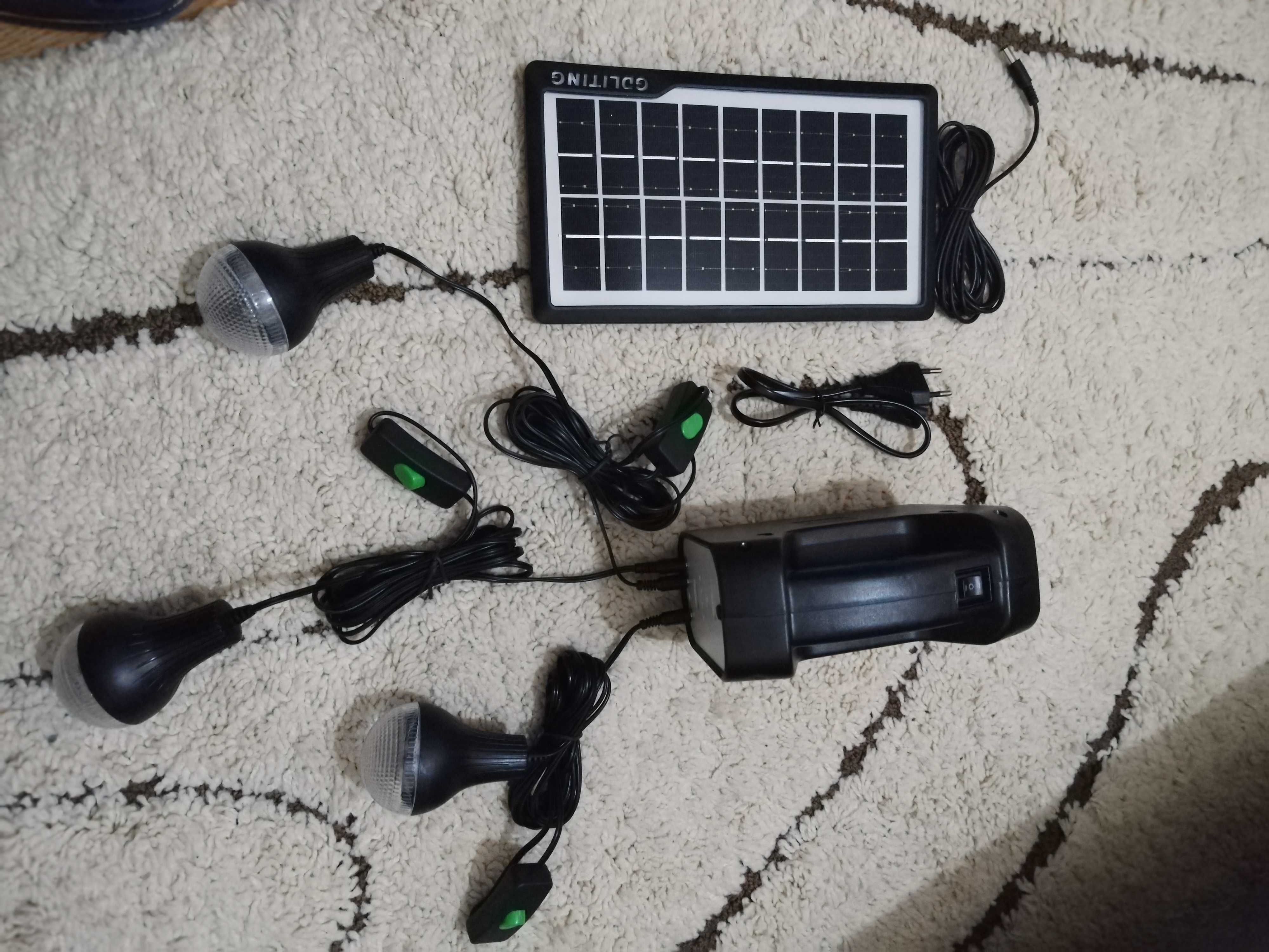 Panou solar cu becuri si lanterna USB incarcator