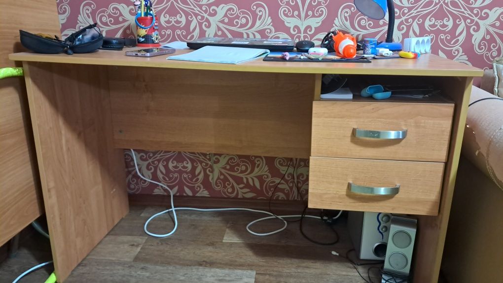 Стол компьютерныи