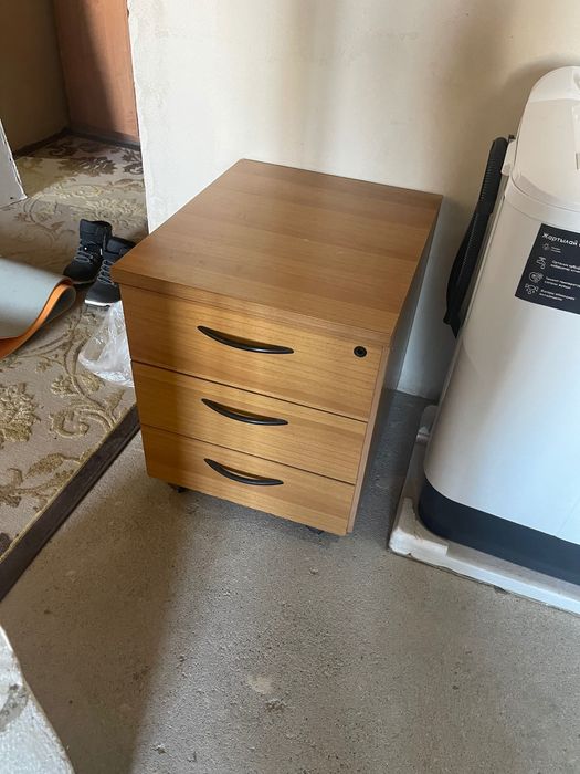 Тумбы офисные по трия ящика выдвижных