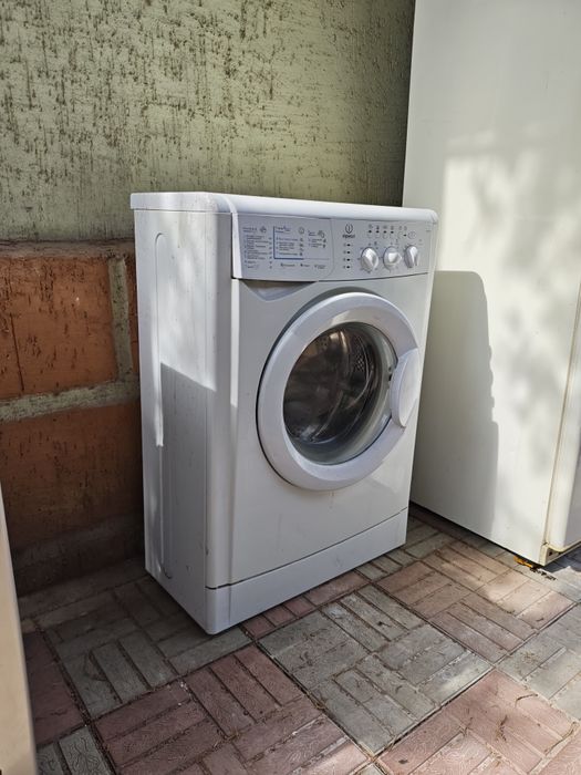 Продам стиральную машину Indesit