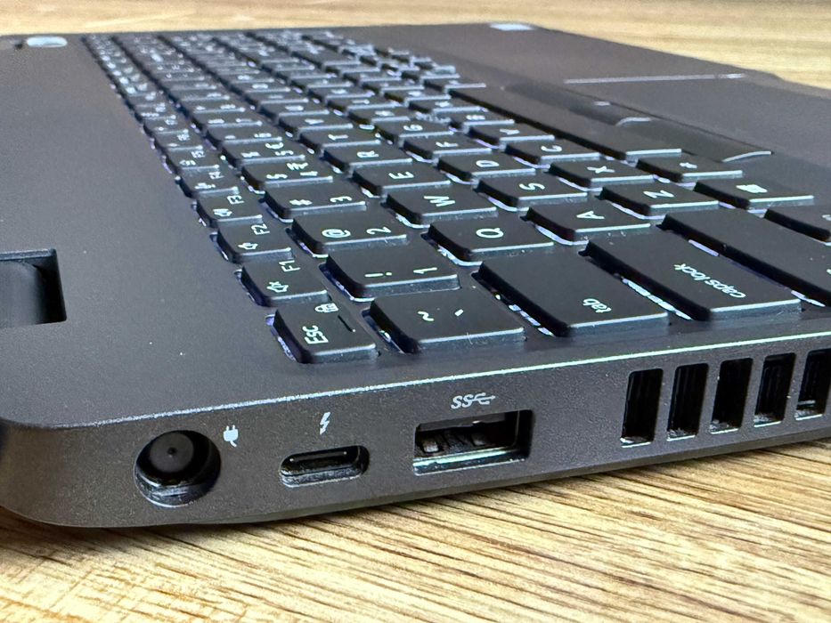 Dell Precision 3541`Xeon E-2276M/32GB DDR4/512GB SSD/Nvidia P620-4GB