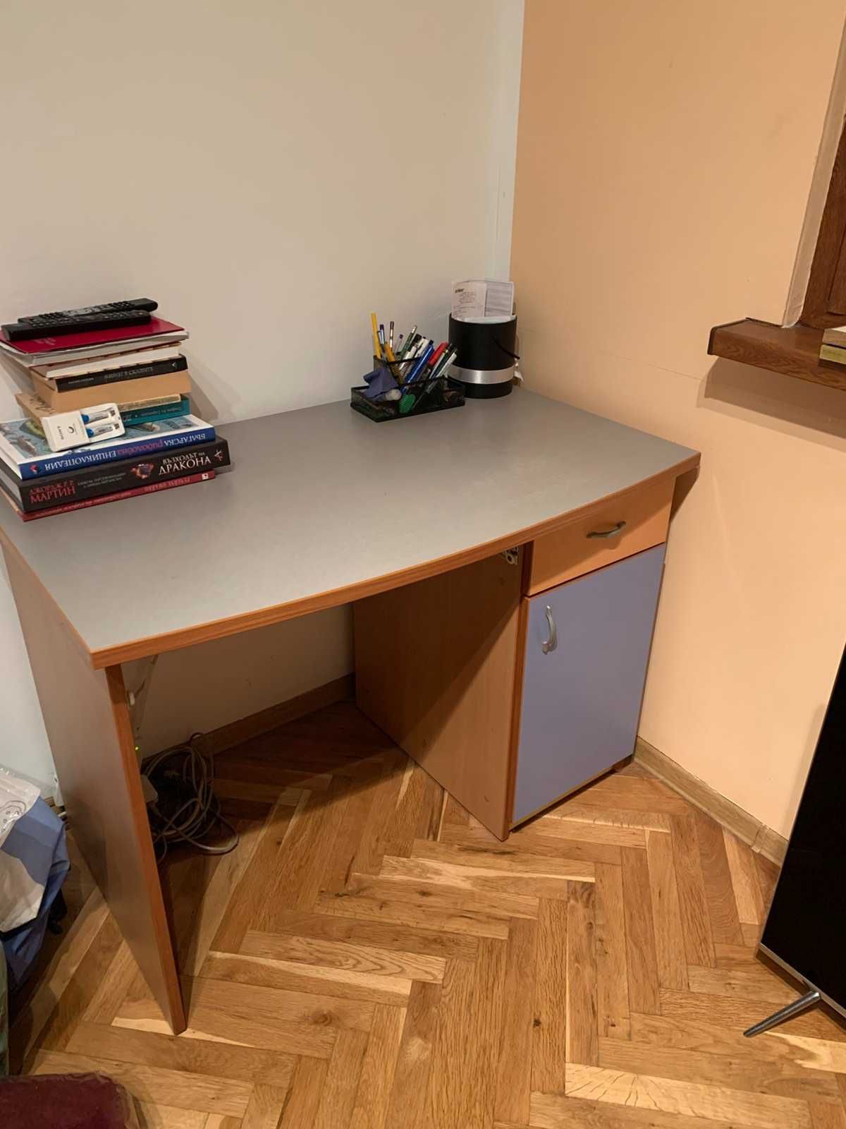 Продавам ученическо бюро и стол към него