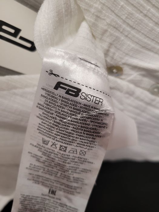 Bluză albă FB Sister, cu nasturi, stil romantic – mărimea XS