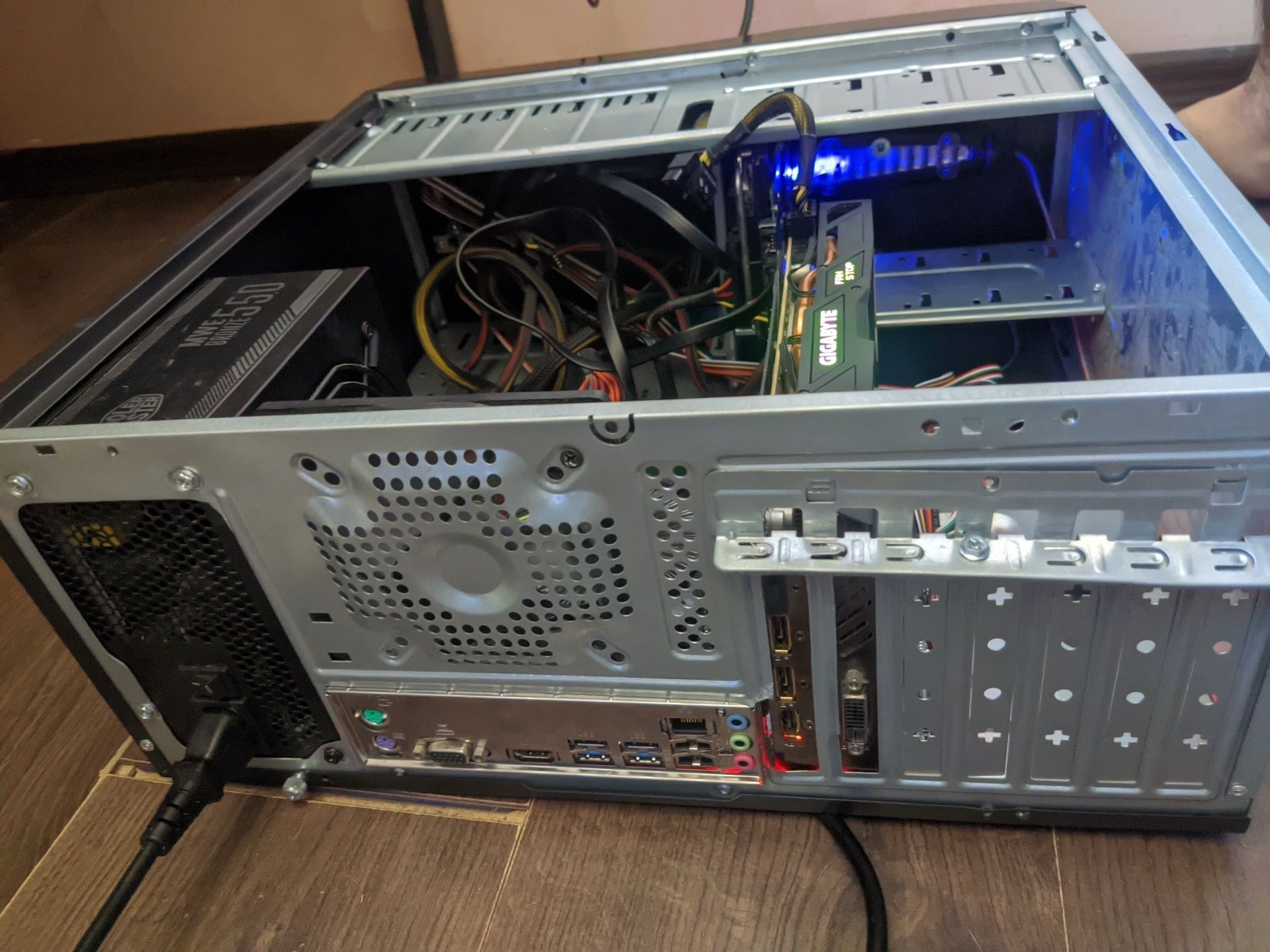 Gaming геймърски компютър i5 8400 rx 580