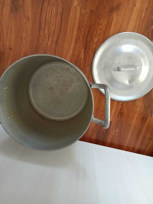 ПРОДАМ кастрюлю советскую в хорошем состоянии с крышкой, толстенная.