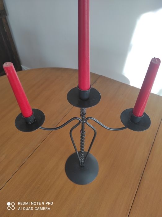 Черен метален свещник