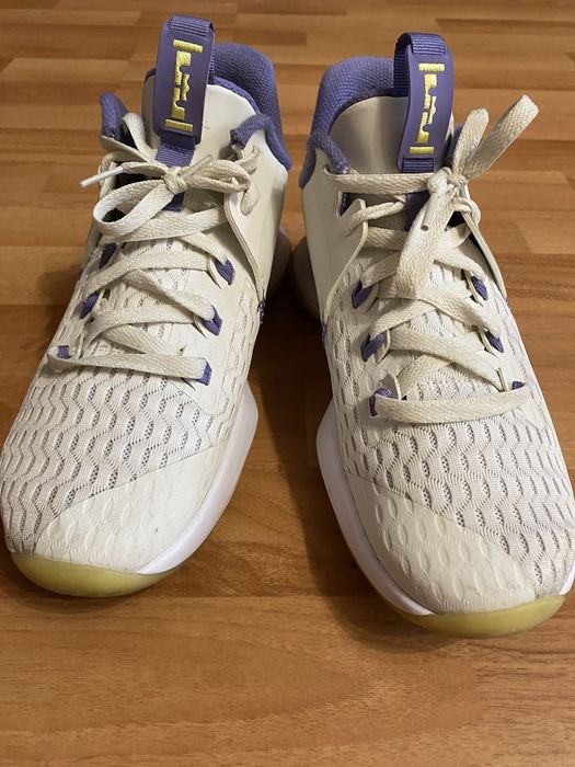 Vând Nike Lebron Witness 5 Basketball