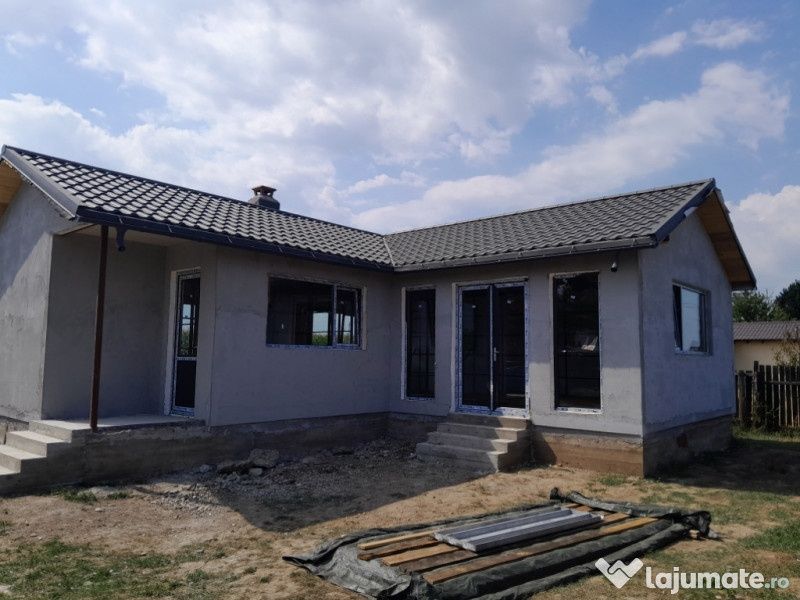 Vand case pe structura metalica si panouri sandwich