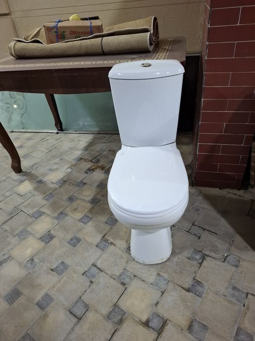 Унитаз  Rosa комплект азгина ишлаган холати янгидай. Раквина тумбочка