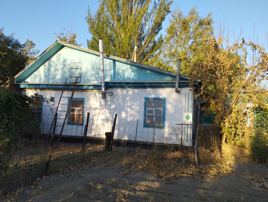 Продается дом напротив школы Макаренко. Большой участок