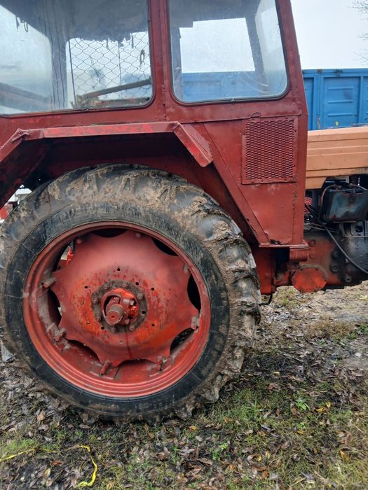 Vând tractor u650 si remorca ,tractor new holland