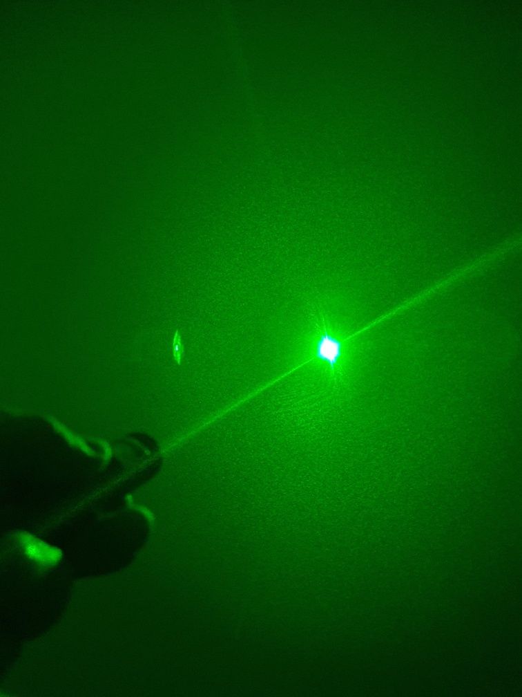 Laser cu lumină verde, puternic