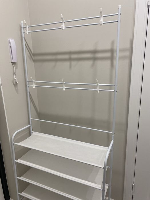 Вешалка с полками.