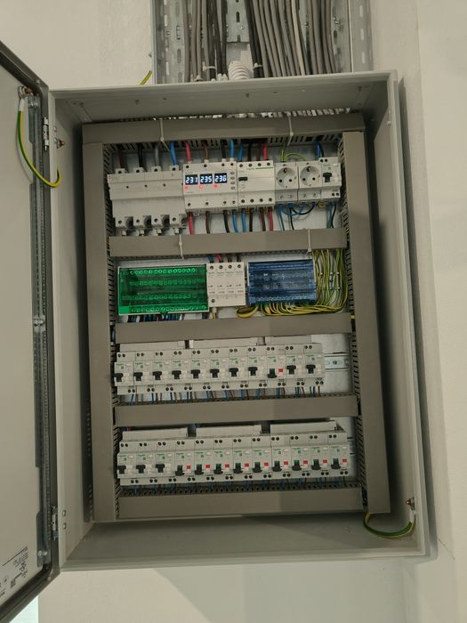 Electrician autorizat intervenții