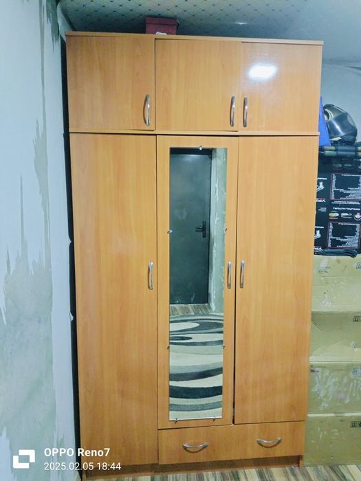 Продам шкаф в хорошем состоянии 1. метр 20 см длиной. высота 220 см.