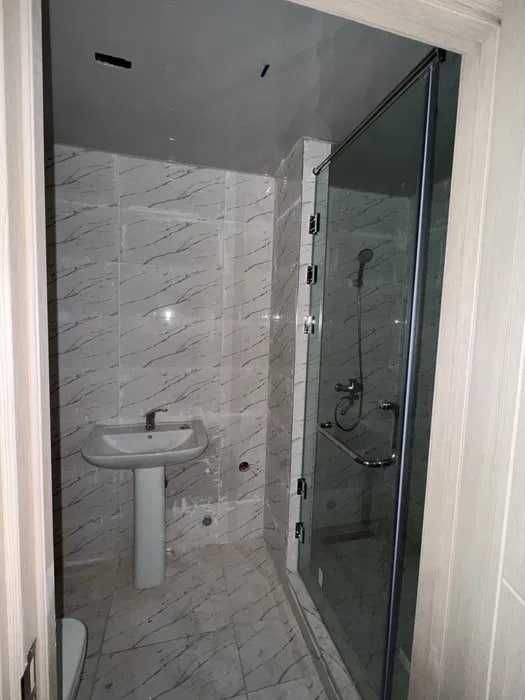 сзади Piramit Tower ZGG комплекс 1-этаж 85м2 под ключ можно под офис