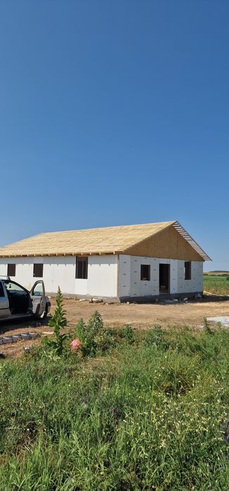 Case de vânzare pe structură metalică