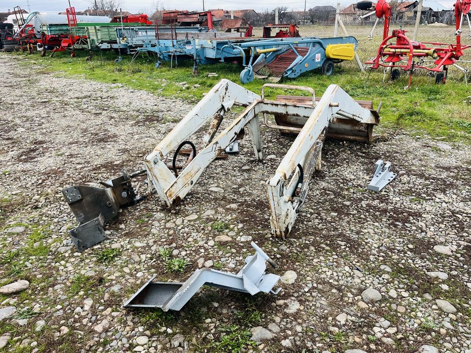 Incarcator frontal, brat cu cilindri hidraulici si suport Hauer cupa