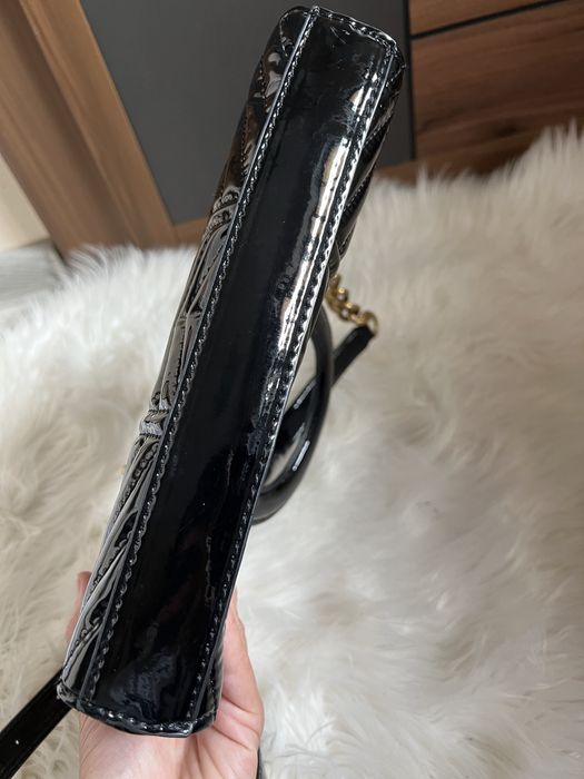 Лачена чанта guess