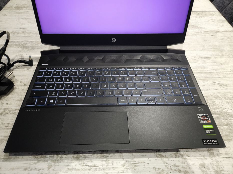 Геймърски лаптоп HP pavillion 144hz B&O озвучение