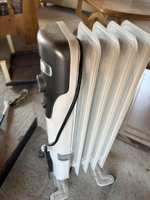 Calorifer electric cu 4 elementi pe baza de ulei