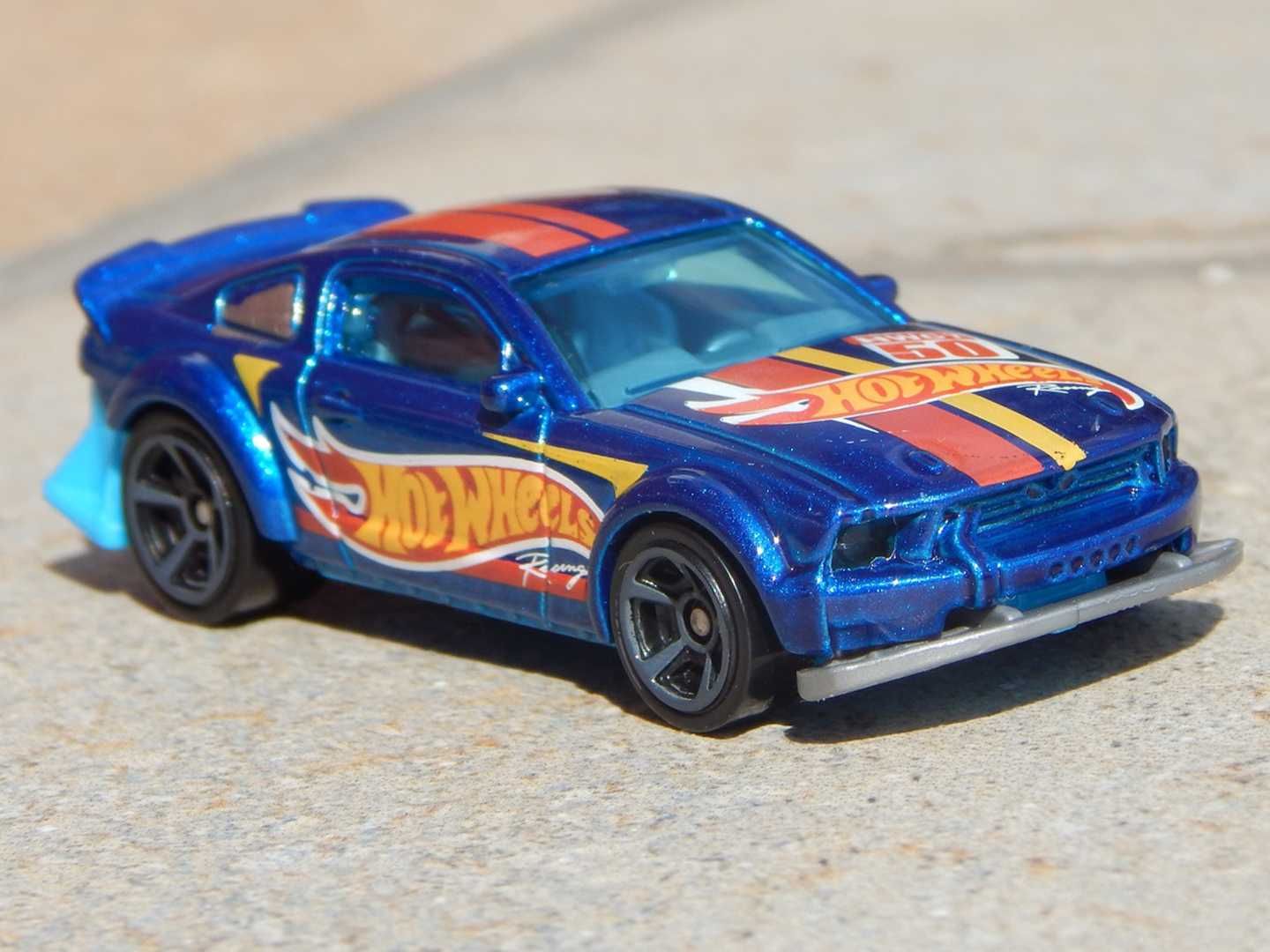 Macheta Ford Mustang V 2005 Hot Wheels 2015 editie aniversara sc 1:64