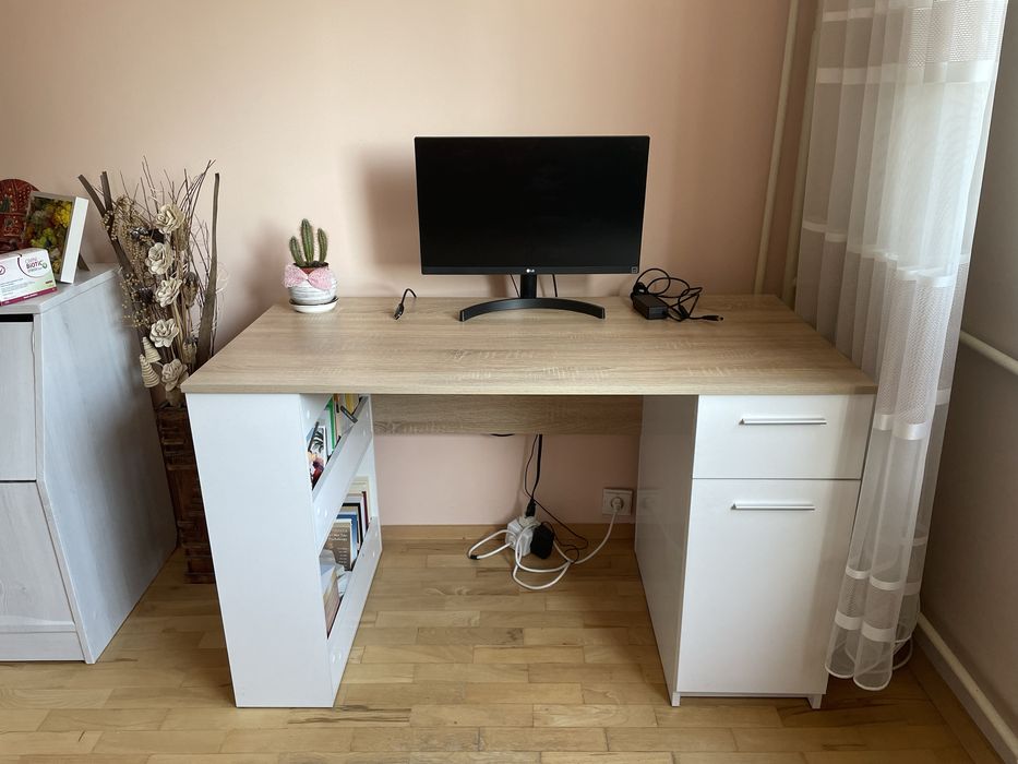 Бюро и стол, запазени.