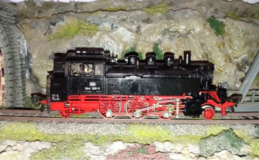 Locomotiva fleischmann BR064 scara H0, 1:87

Tracțiune integrală pe to