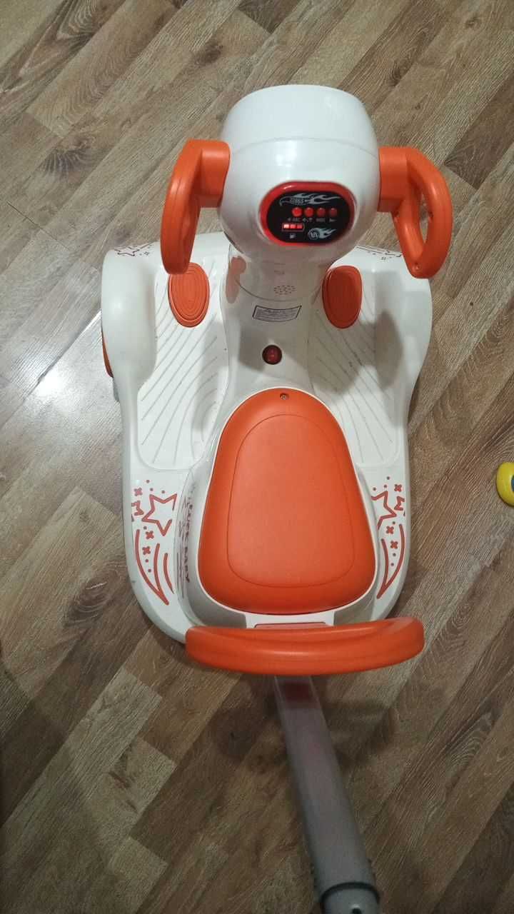 Bollar uchun akumlyatorli moshina