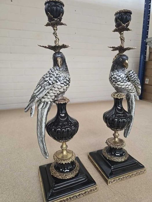 Pereche de sfesnice din porțelan cu ornamente din bronz