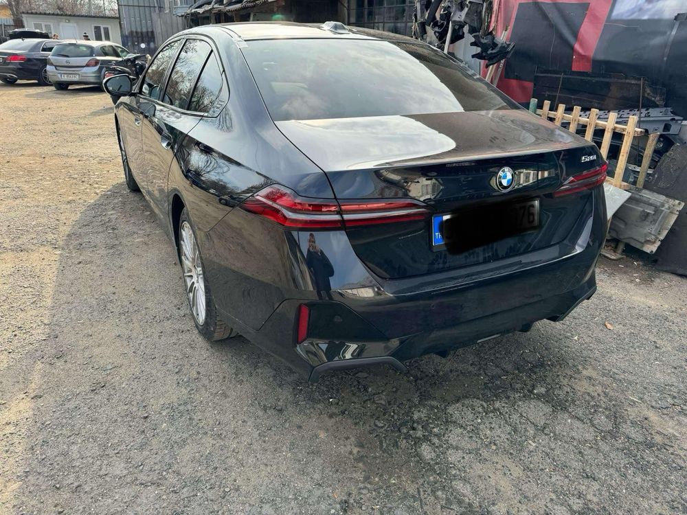 Bmw g60 2024 g 520 i налични предна броня прагове и задна броня