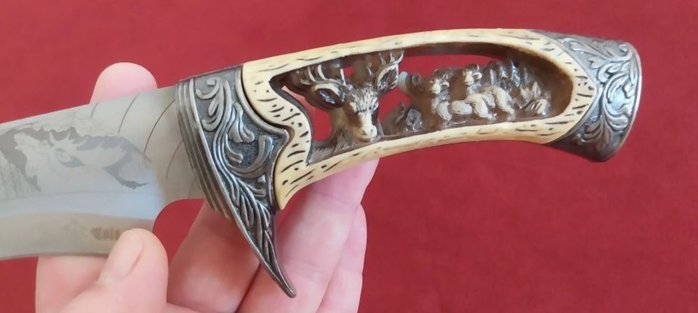 Нож с дървена стойка