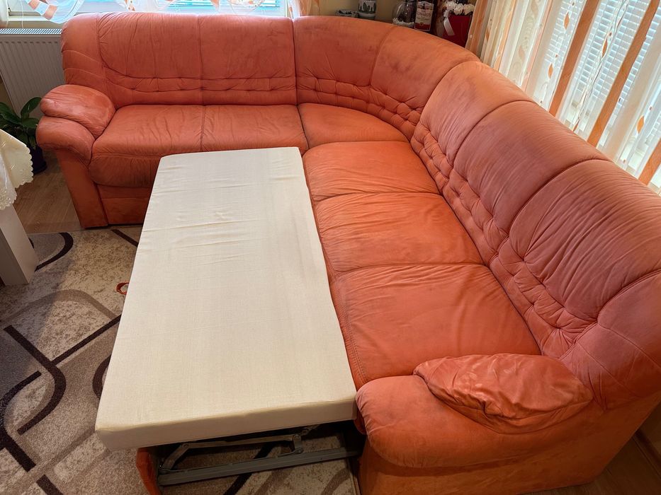 Ъглов диван с табуретки