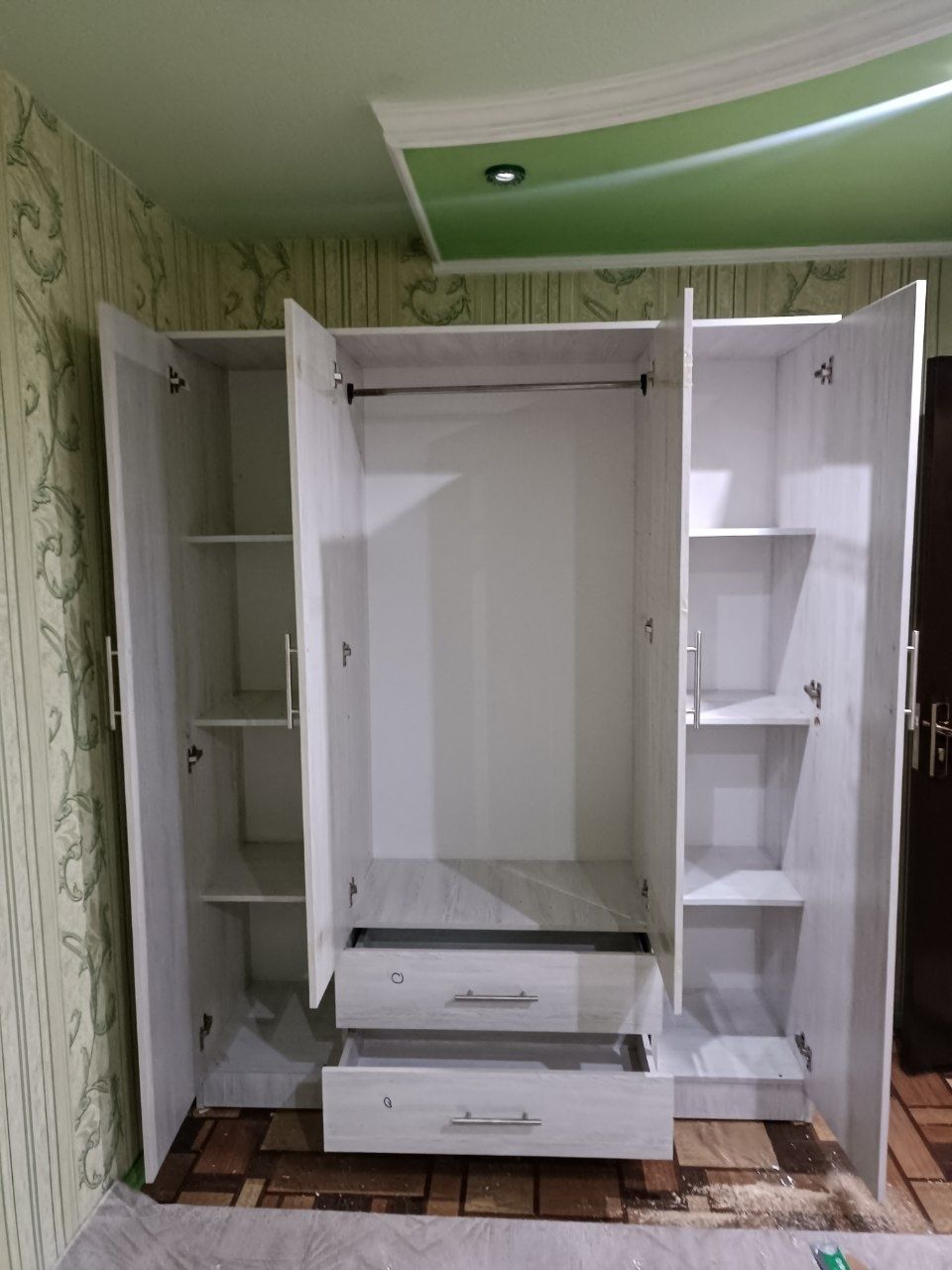 Shkaf sotiladi optom narxlarda