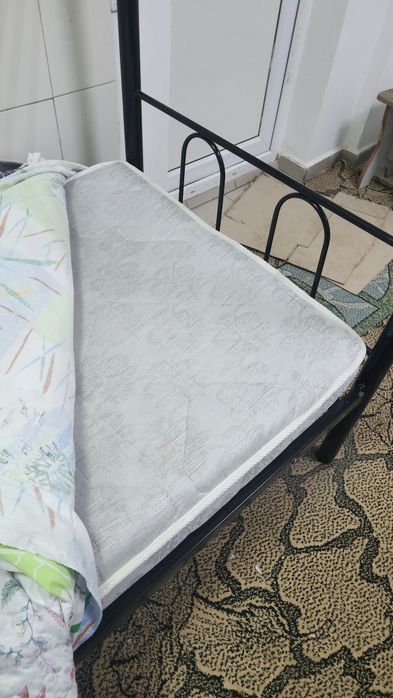 Продам двухъярусную кровать с матрасом.