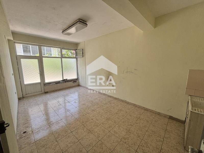 Голямо търговско помещение на хубава локация