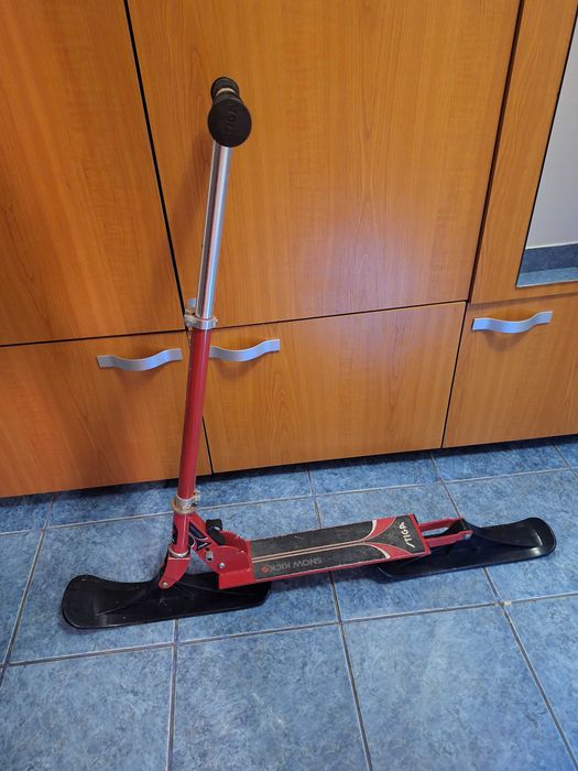 Trotineta pliabila cu schiuri pentru zapada