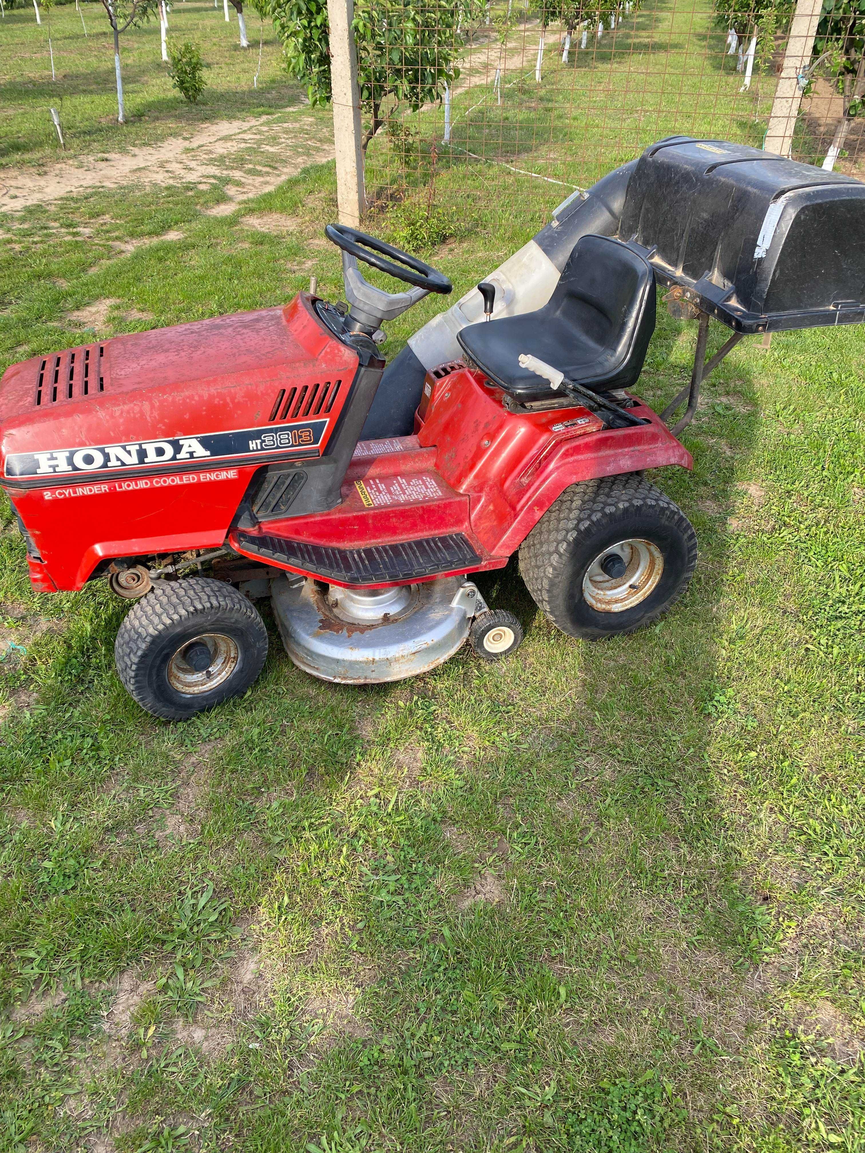 Tractoras  honda de tuns iarba.