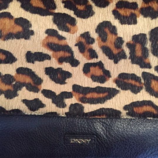 Geanta Plic DKNY piele naturala maro cu blana ponei leopard - 450 RON