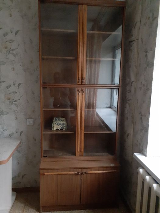 Срочно продам шкаф сервант