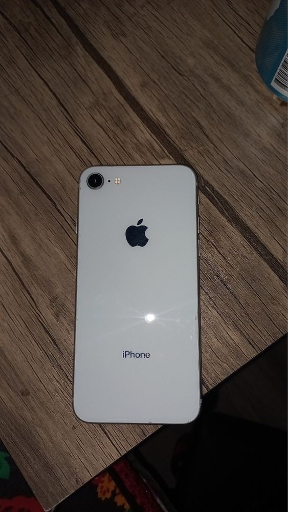 iPhone 8 64 GB.