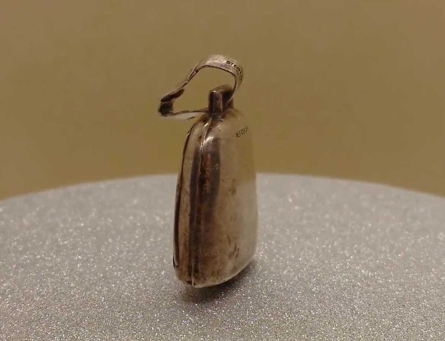 Pandantiv vintage din argint, model clopoțel de naștere WEB.