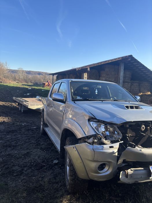 Toyota hilux avariată